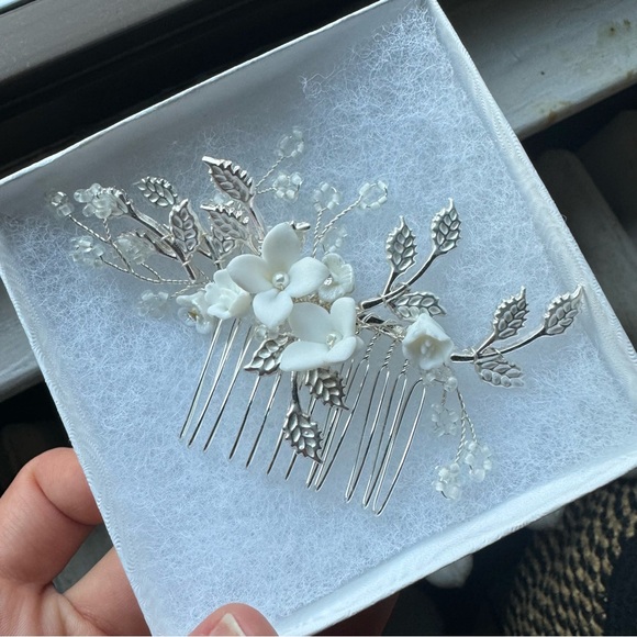 White Flower Bridal Hair Comb with Leaves Beads Pearls - Picture 3 of 3